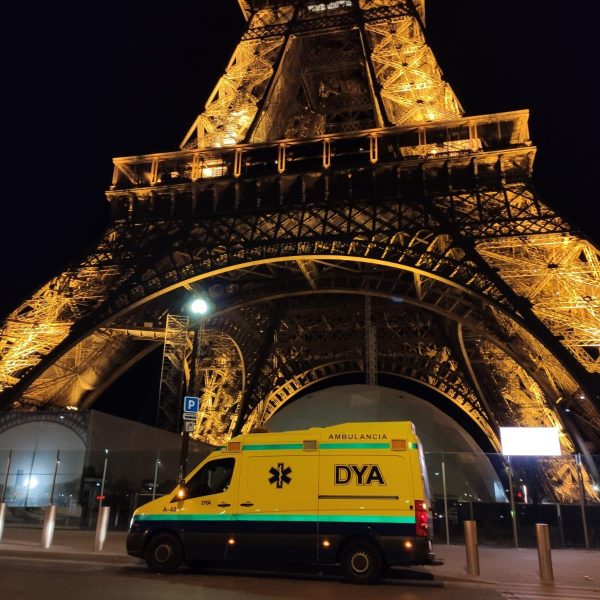 Ambulancias DYA torre Eiffel